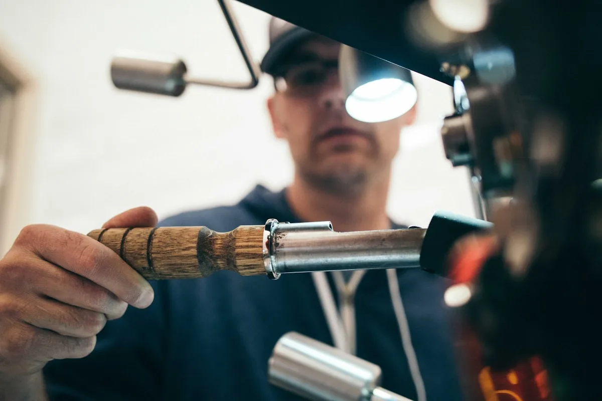 Réseau de tubes de plancher chauffant hydraulique noyés dans la chape avant coulage — installation et recherche de fuite